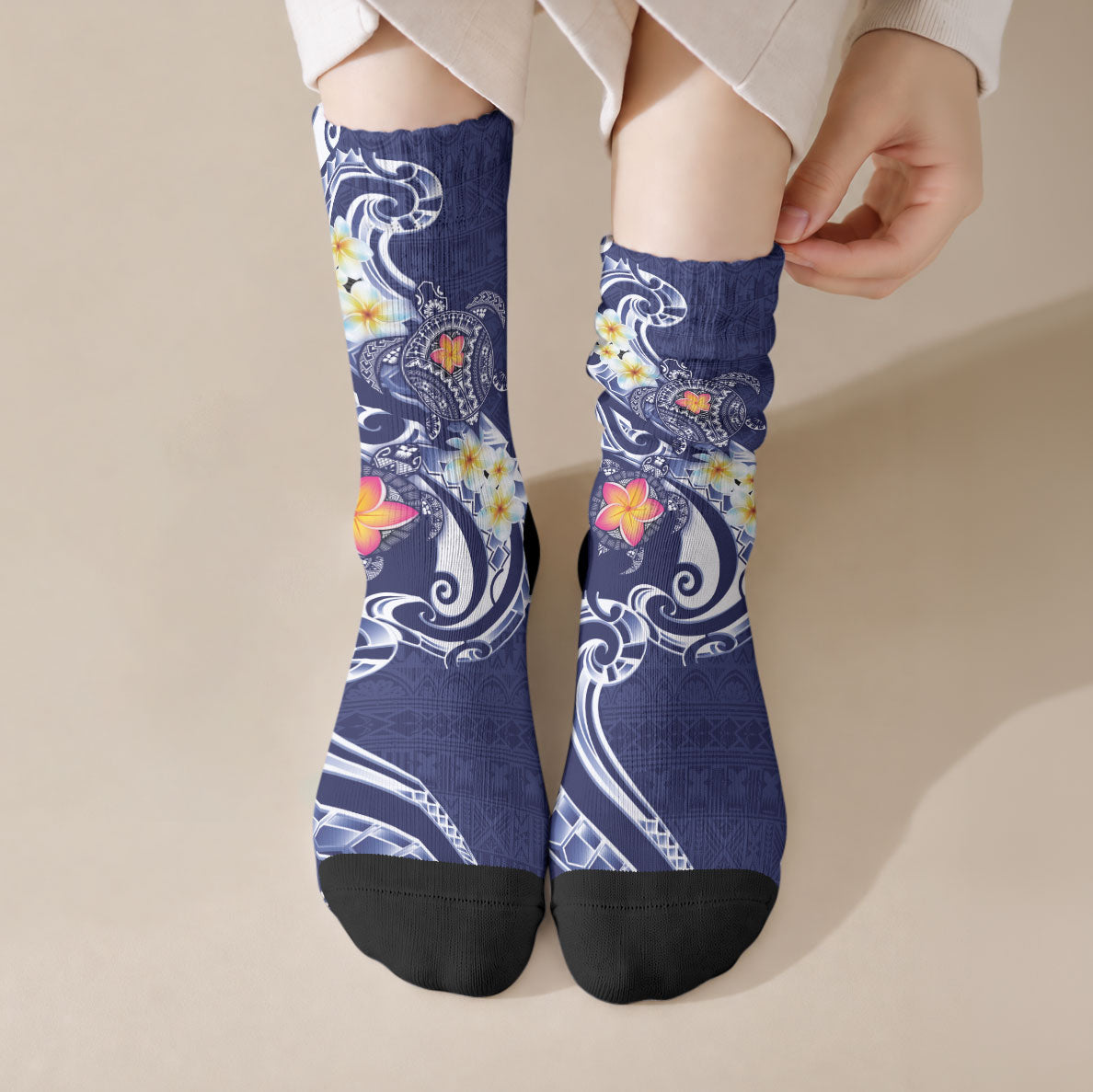 Bula Fiji Tapa Turtle Crew Socks Plumeria Fijian Masi Vonu Midnight Blue LT14 Crew Socks Midnight Blue - Polynesian Pride
