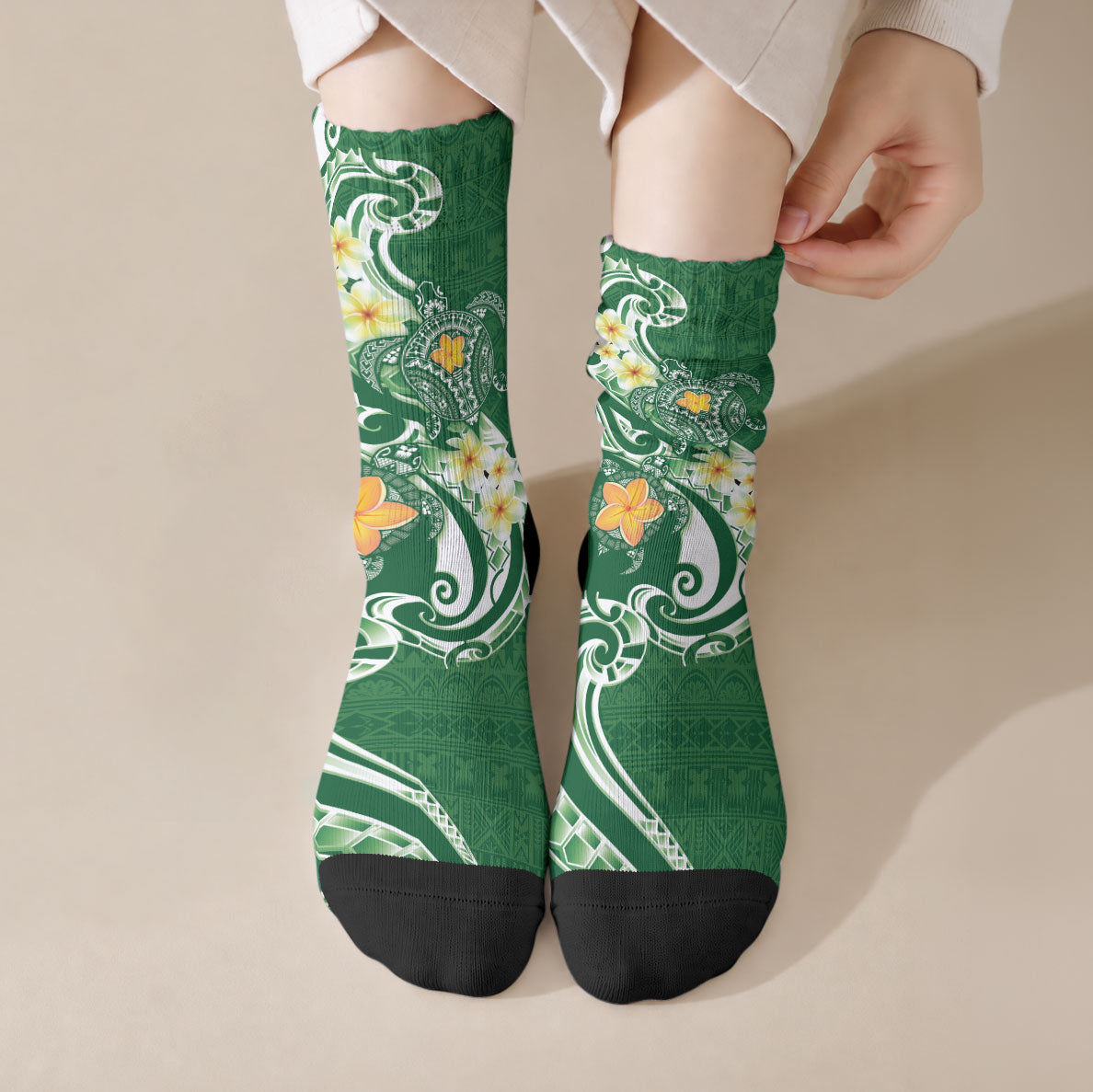Bula Fiji Tapa Turtle Crew Socks Plumeria Fijian Masi Vonu Green LT14 Crew Socks Green - Polynesian Pride