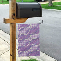 Purple Hawaii Palaka Honohono Pikake Garden Flag Hawaiian Orchid Lei Polynesian Pattern - Polynesian Pride