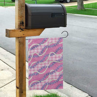 Pink Hawaii Palaka Honohono Pikake Garden Flag Hawaiian Orchid Lei Polynesian Pattern - Polynesian Pride