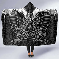 Kia Kaha Te Reo Maori Hooded Blanket Aotearoa Hei Tiki With Hongi LT14 One Size Black - Polynesian Pride