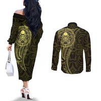 New Zealand Skull Darts Couples Matching Off The Shoulder Long Sleeve Dress and Long Sleeve Button Shirt Aotearoa Maori Chest Tattoo Stylized Gold - Polynesian Pride