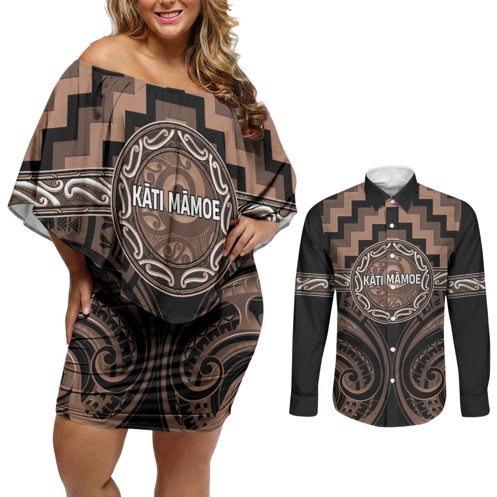 Aotearoa Kati Mamoe Personalised Couples Matching Off Shoulder Short Dress and Long Sleeve Button Shirt Maori Iwi Poutama Puhoro Tattoo LT14 Brown - Polynesian Pride