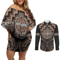 Aotearoa Kati Mamoe Personalised Couples Matching Off Shoulder Short Dress and Long Sleeve Button Shirt Maori Iwi Poutama Puhoro Tattoo LT14 Brown - Polynesian Pride