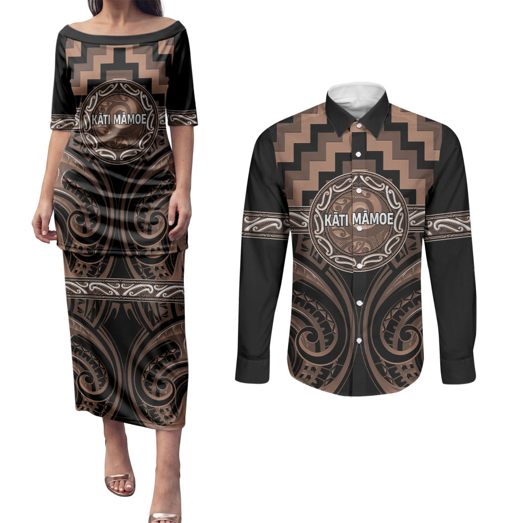 Aotearoa Kati Mamoe Personalised Couples Matching Puletasi and Long Sleeve Button Shirt Maori Iwi Poutama Puhoro Tattoo LT14 Brown - Polynesian Pride