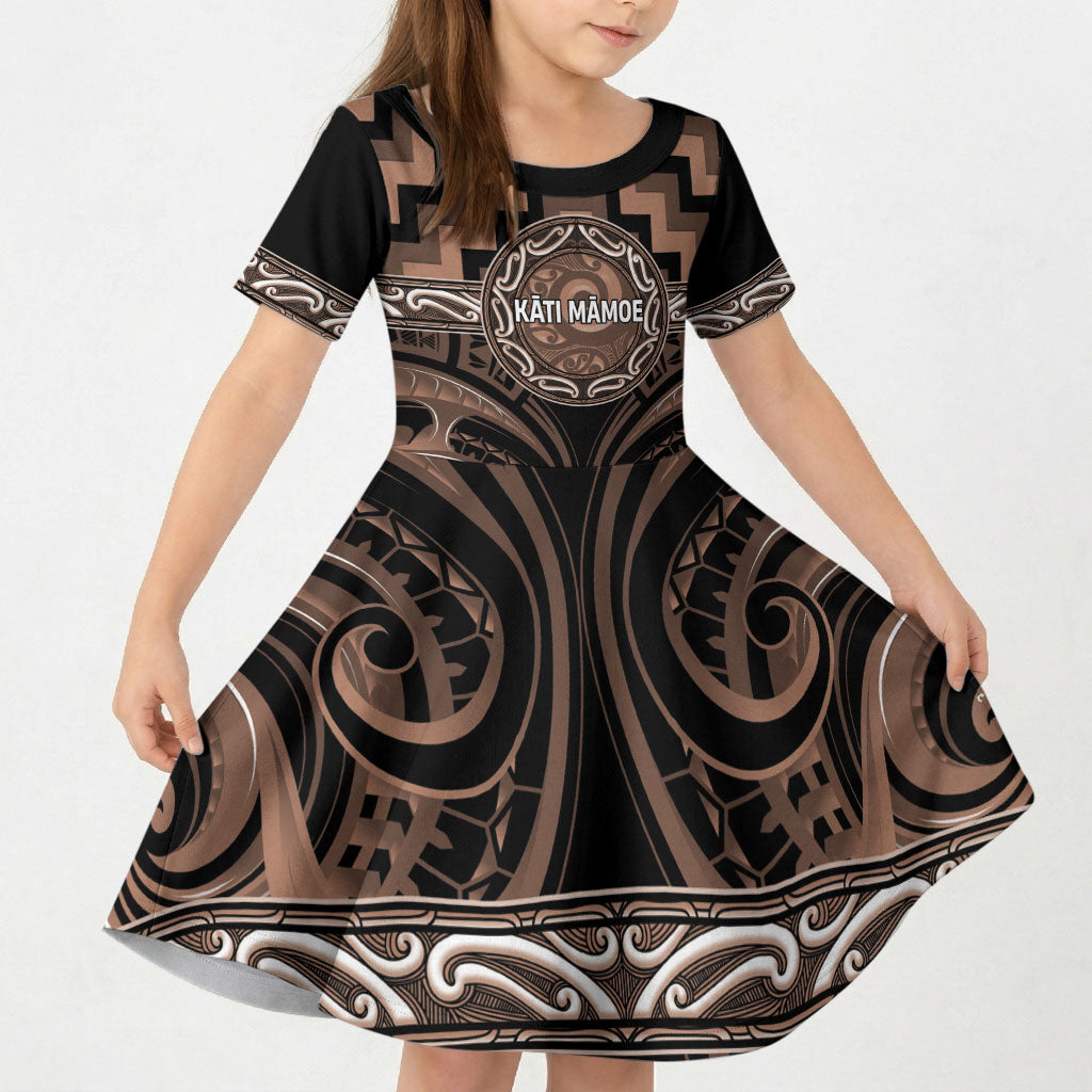Aotearoa Kati Mamoe Personalised Kid Short Sleeve Dress Maori Iwi Poutama Puhoro Tattoo LT14 KID Brown - Polynesian Pride