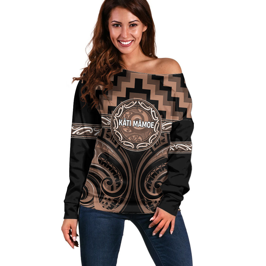 Aotearoa Kati Mamoe Personalised Off Shoulder Sweater Maori Iwi Poutama Puhoro Tattoo LT14 Women Brown - Polynesian Pride