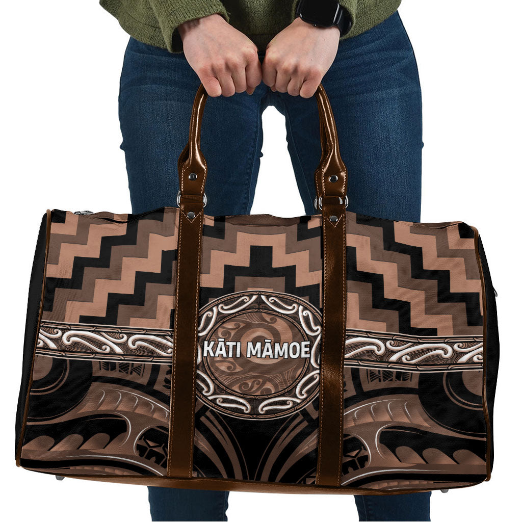 Aotearoa Kati Mamoe Travel Bag Maori Iwi Poutama Puhoro Tattoo LT14 Brown - Polynesian Pride