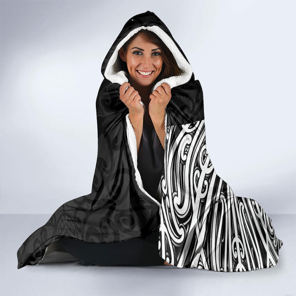 Black New Zealand Puhoro Maori Tattoo Hooded Blanket