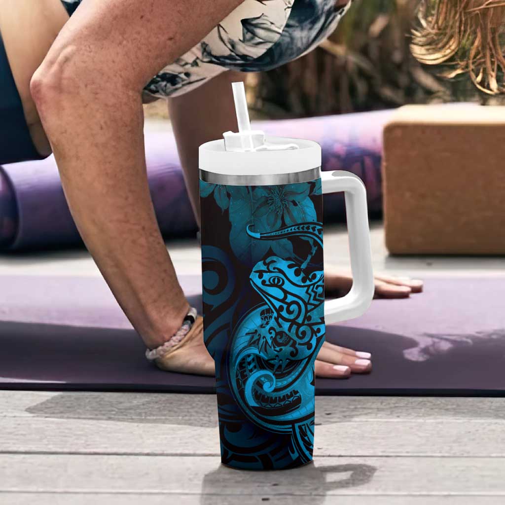 New Zealand Tuatara Tumbler With Handle Aotearoa Maori Clematis Flowers - Blue LT14 - Polynesian Pride