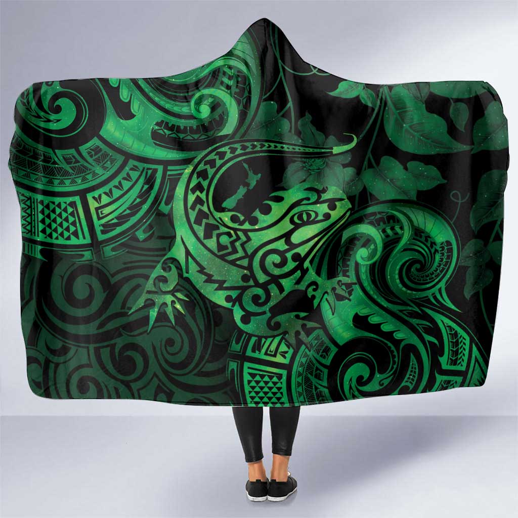 New Zealand Tuatara Hooded Blanket Aotearoa Maori Clematis Flowers - Green LT14 One Size Green - Polynesian Pride