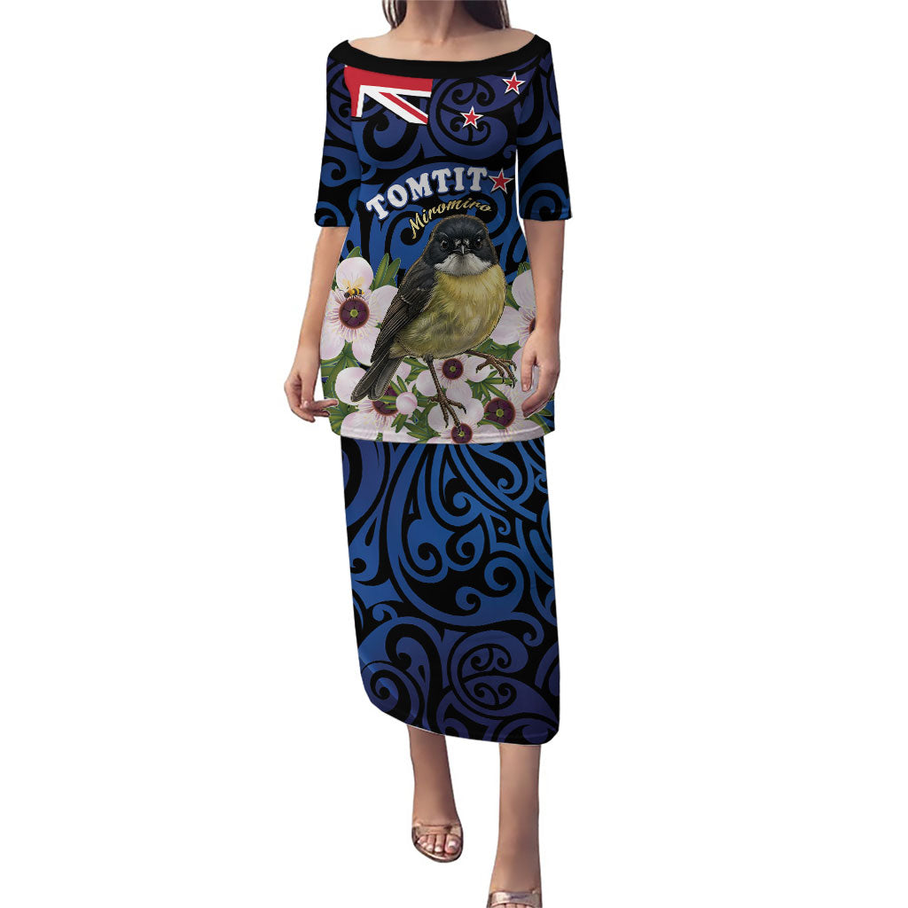 Tomtit New Zealand Personalised Puletasi Miromiro Manuka Flower Maori Pattern LT22 Long Dress Blue - Polynesian Pride