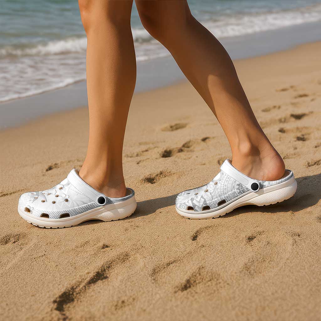 Samoa Siapo Pattern With White Hibiscus Clogs Shoes - Polynesian Pride