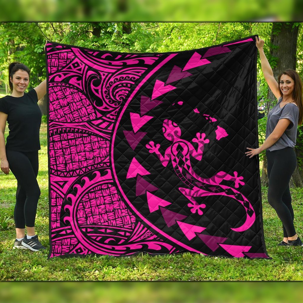 Hawaiian Map Gecko Tattoo Kakau Polynesian Premium Quilts Pink AH Black - Polynesian Pride