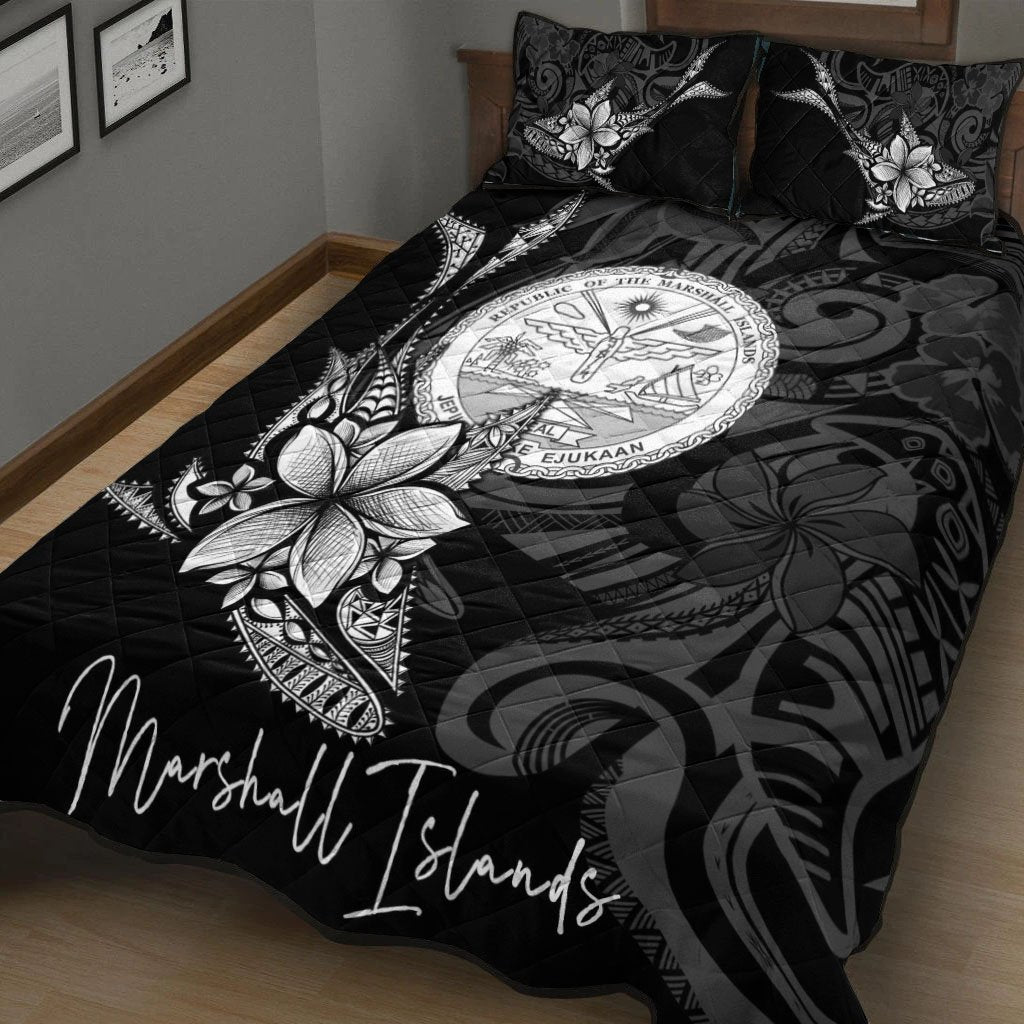 Marshall Islands Quilt Bed Set - Fish With Plumeria Flowers Style Black - Polynesian Pride