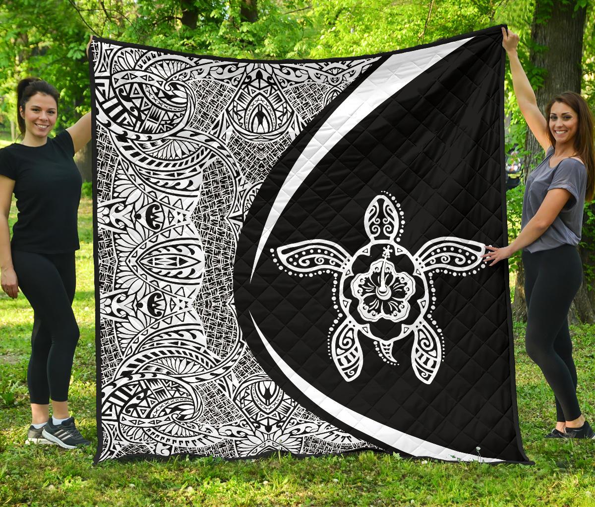 Hawaiian Hibiscus Turtle Polynesian Black And White Premium Quilt - Circle Style White - Polynesian Pride
