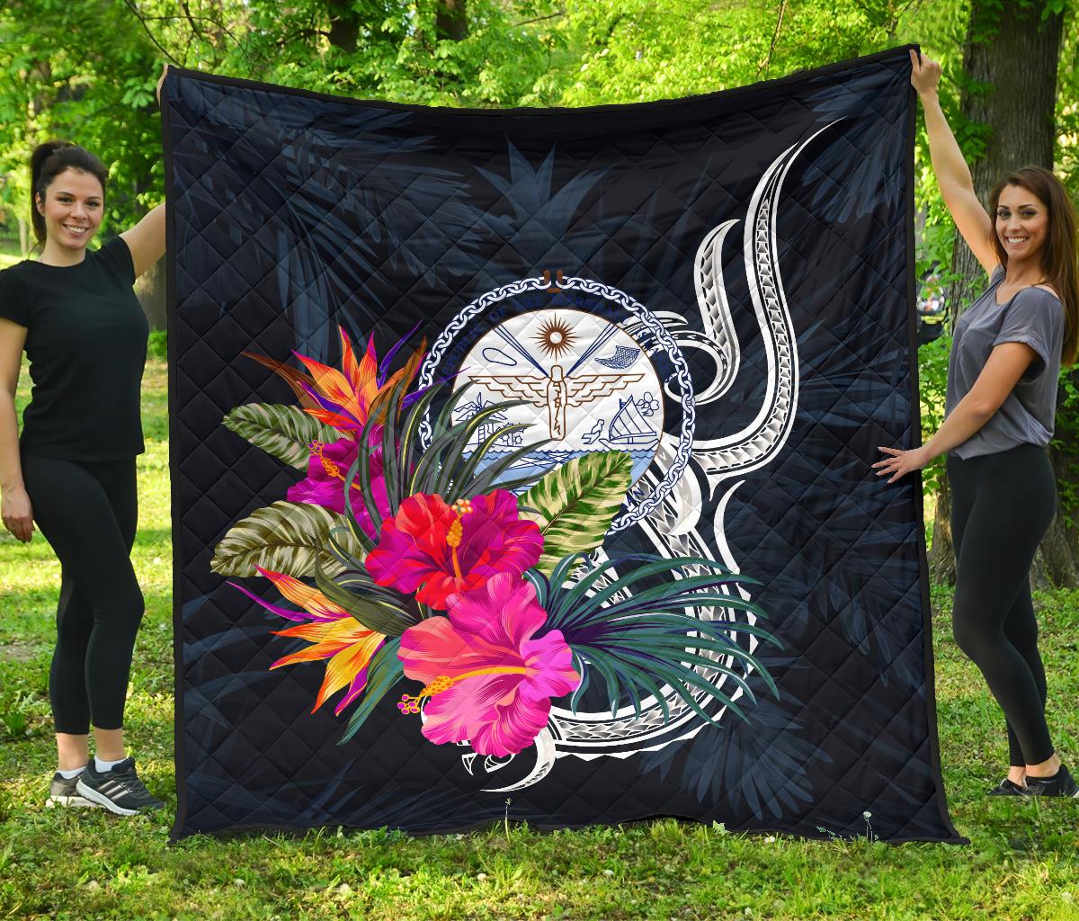 Marshall Islands Polynesian Premium Quilt - Tropical Flower Black - Polynesian Pride