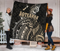 Maori Tattoo With Map New Zealand Premium Quilt - Polynesian Pride