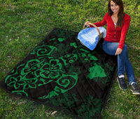 Turtle Hibiscus Map Green Premium Quilt - Polynesian Pride