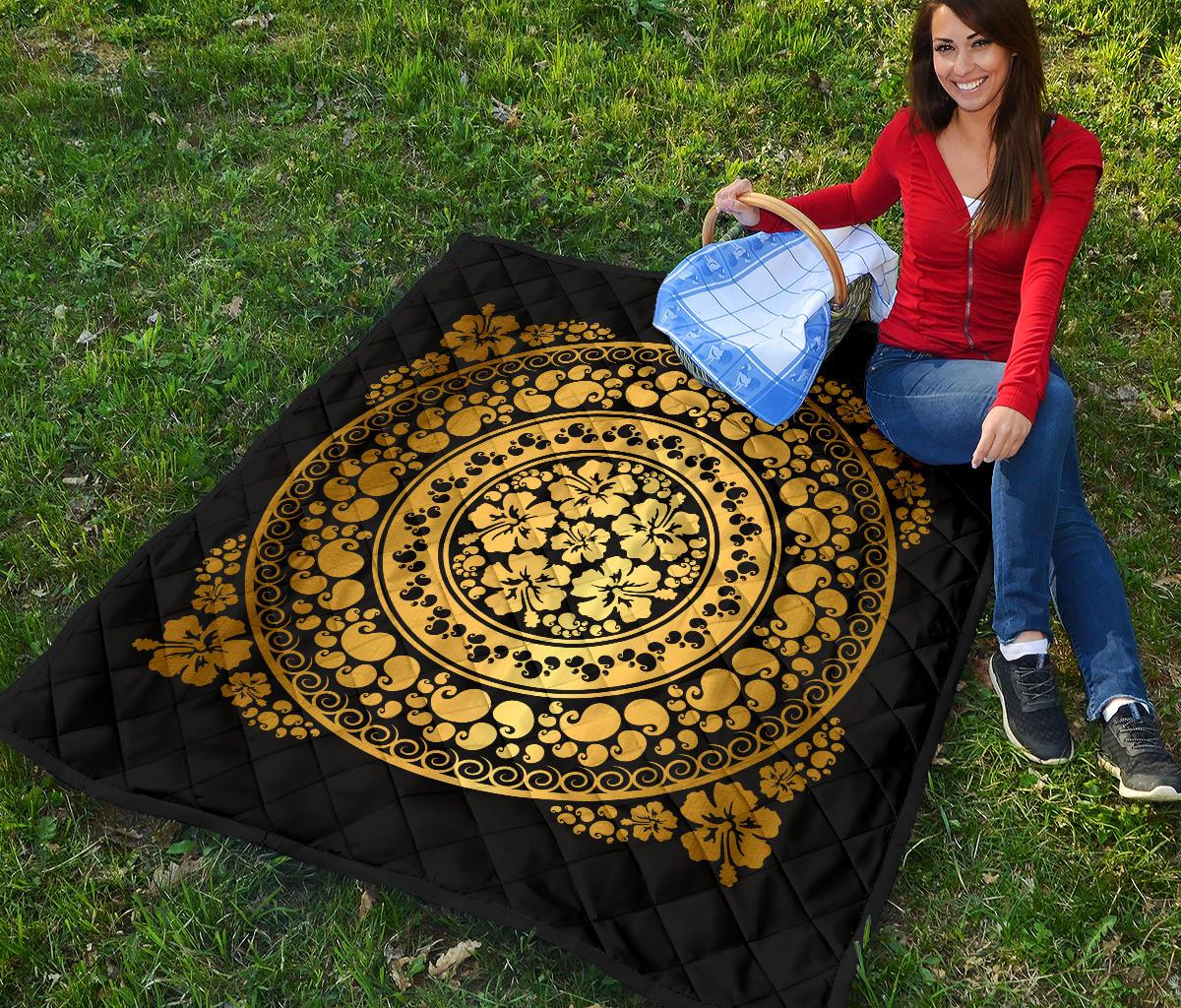 Hibiscus Gold Circle Tapestry Premium Quilt - Polynesian Pride
