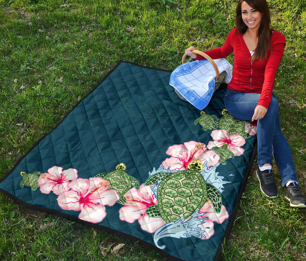 Hibiscus Turtle Dance Premium Quilt - Polynesian Pride