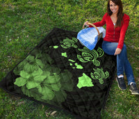 Hawaii Hibiscus Map Hidden Polynesian Green Premium Quilt - Polynesian Pride