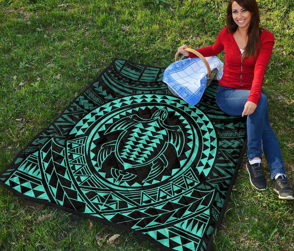 Hawaiian Kakau Honu Arc Turquoise Polynesian Premium Quilt - Polynesian Pride