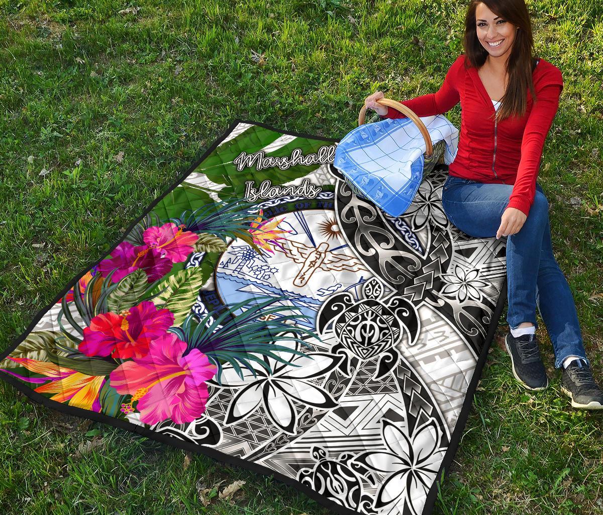 Marshall Islands Premium Quilt White - Turtle Plumeria Banana Leaf Crest - Polynesian Pride