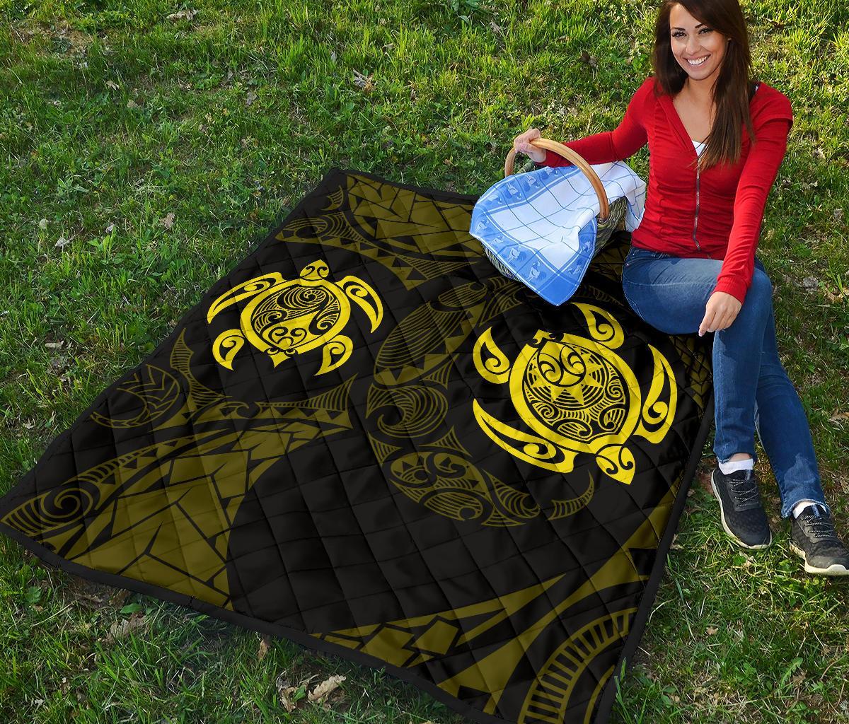 Hawaii Polynesian Turtle Premium Quilt Yellow - Polynesian Pride