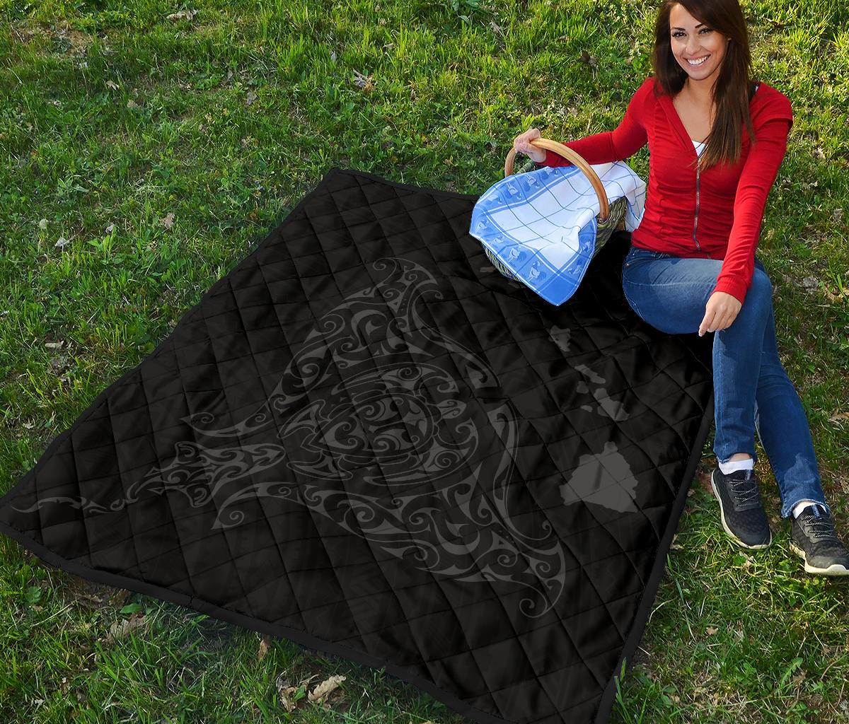 Rays Hawaii Map Polynesian Premium Quilt - Gray - Polynesian Pride
