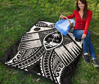 Guam Polynesian Premium Quilt - Guam White Seal with Polynesian Tattoo Ver 01 - Polynesian Pride
