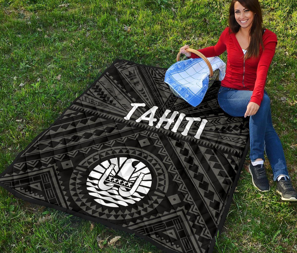 Tahiti Premium Quilt - Tahiti Seal In Polynesian Tattoo Style (Black) - Polynesian Pride