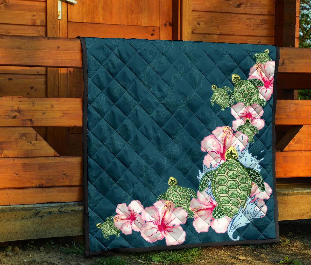 Hibiscus Turtle Dance Premium Quilt - Polynesian Pride