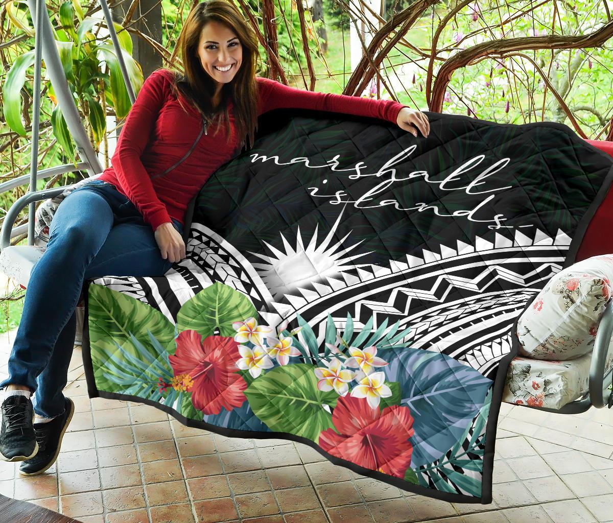 Marshall Islands Premium Quilt - Marshall Islands Coat of Arms & Polynesian Tropical Flowers White - Polynesian Pride