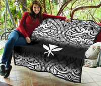 Hawaii Premium Quilt - White Kanaka Maoli Polynesian Tattoo & Black Frog - Polynesian Pride