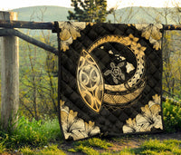 Hawaii Hibiscus Map Hidden Polynesian Hidden Gold Premium Quilt - Polynesian Pride